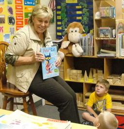 Penny Houston reads Pete the Cat to Cook County Pre-K